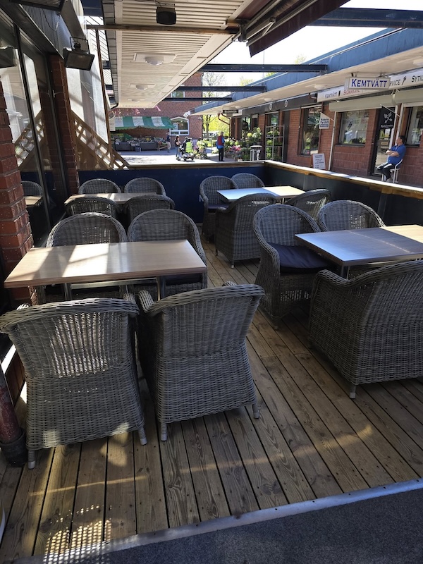 Solig terrass utomhus på Restaurang Fisken i Västerhaninge